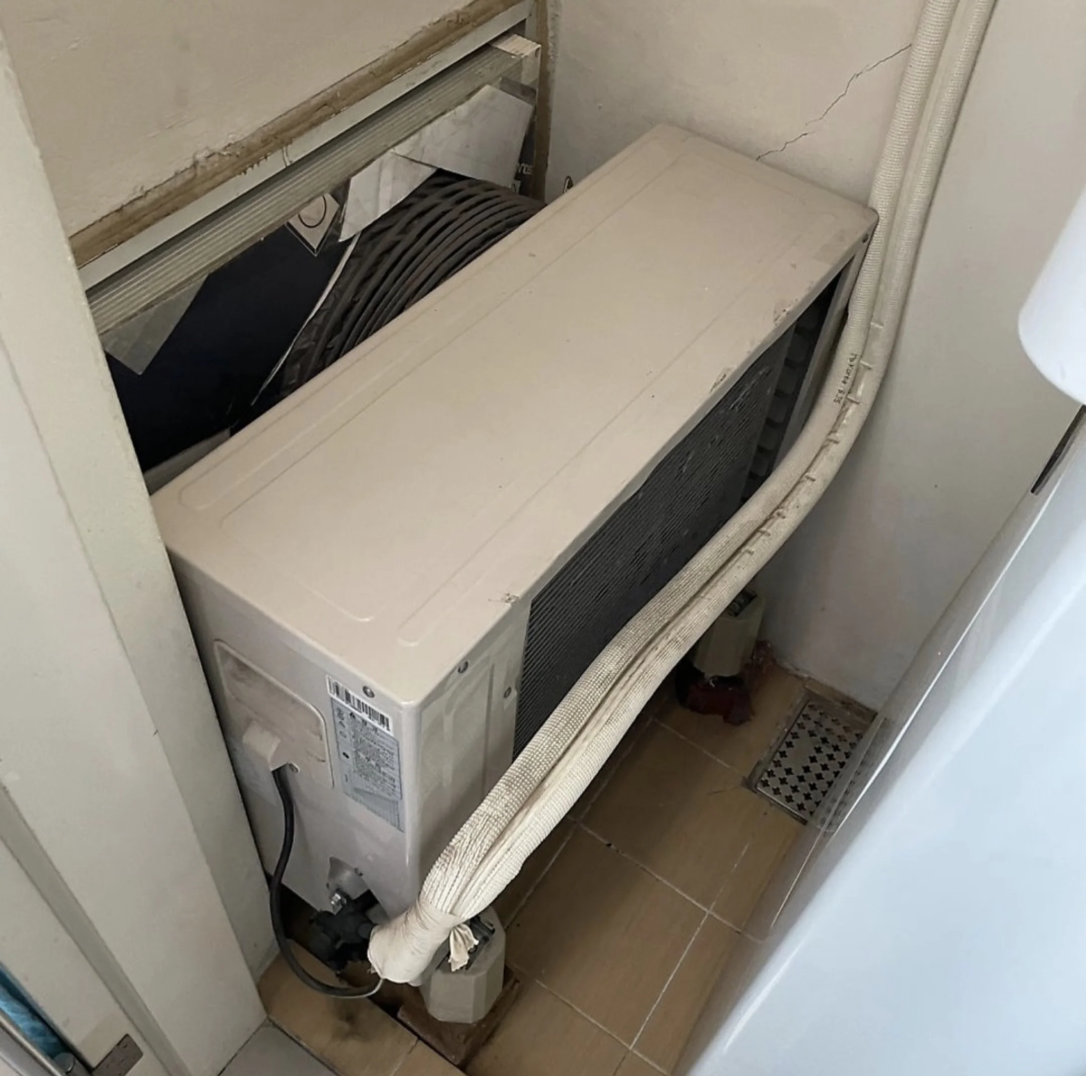 환풍기추가설치 전 실외기실 배관 및 벽면 상태