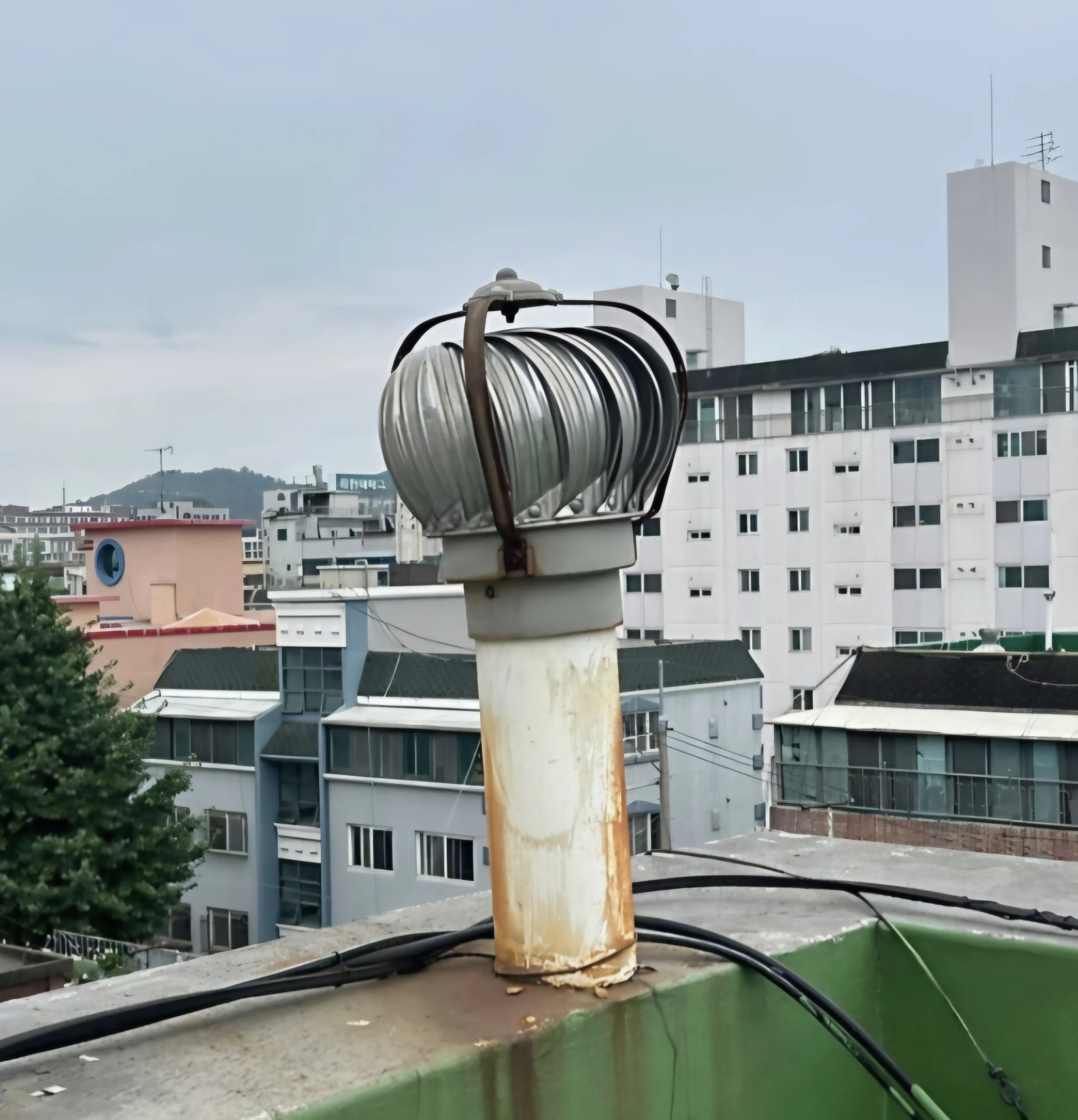 노후환풍기교체 전 부식되고 낡은 환풍기 상태